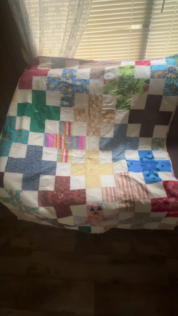 ChubbyWC's tweet photo. I also make quilts sometimes. This one’s with all thrifted fabric. 

#art
#quilt
#sewing
#ThriftedFabric https://t.co/WlVLq7jbKB
