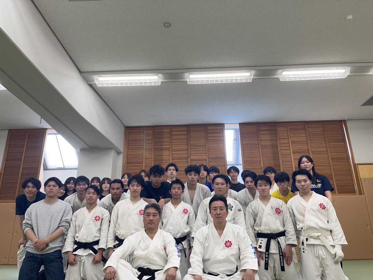 ksuniiken's tweet photo. 本日は神戸大学の皆さんと合同練習を行いました🔥
さらに、水谷監督、龍門コーチにもお越しいただきました！
そして練習後には、水谷監督、龍門コーチからドリンクの差し入れもいただきました🥤

 #春から京産  #京都産業大学   #格闘技  #武道  #日本拳法 https://t.co/n0ZCuHLbse