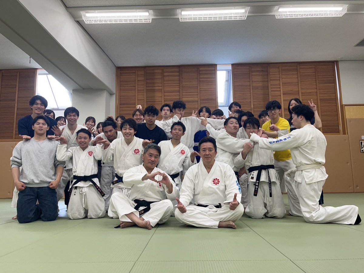ksuniiken's tweet photo. 本日は神戸大学の皆さんと合同練習を行いました🔥
さらに、水谷監督、龍門コーチにもお越しいただきました！
そして練習後には、水谷監督、龍門コーチからドリンクの差し入れもいただきました🥤

 #春から京産  #京都産業大学   #格闘技  #武道  #日本拳法 https://t.co/n0ZCuHLbse