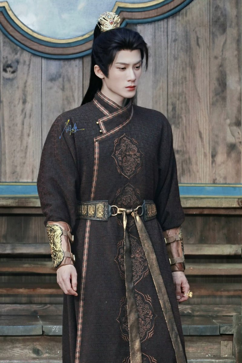 senaalessa's tweet photo. todayisss costume hehehehehe xqs has two modes #TanJianci #DancingWithTheTide 

the forsaken                            the powerful
‘traitor’ in Qi 😭💔               Xie clan leader😎💸 https://t.co/l5oMBU7tPw