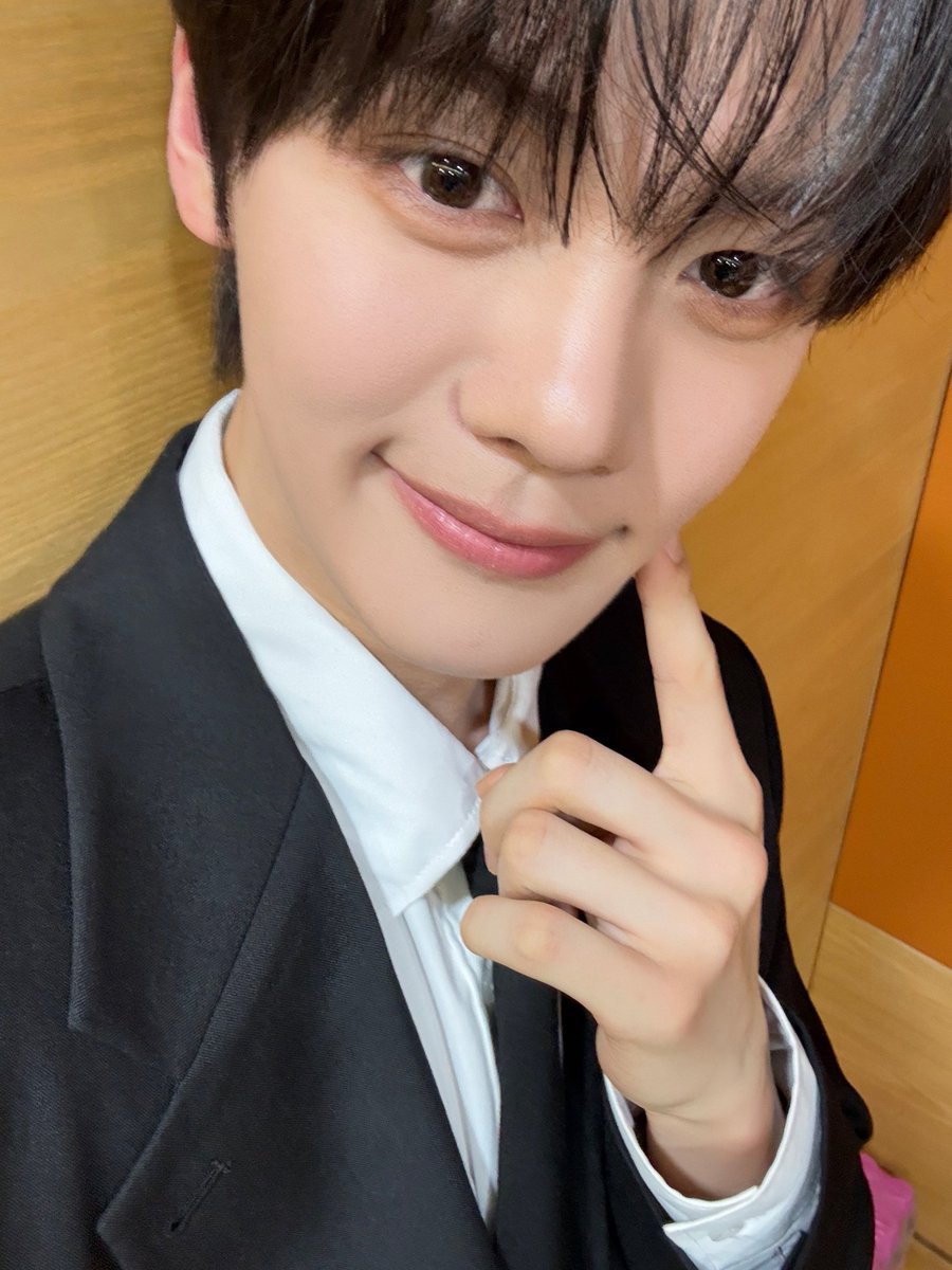 𝐜𝐥𝐨𝐯𝐞𝐫 tweet media