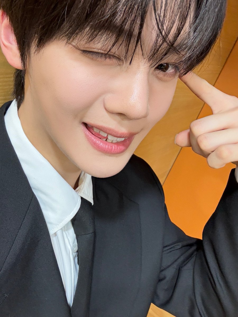 𝐜𝐥𝐨𝐯𝐞𝐫 tweet media