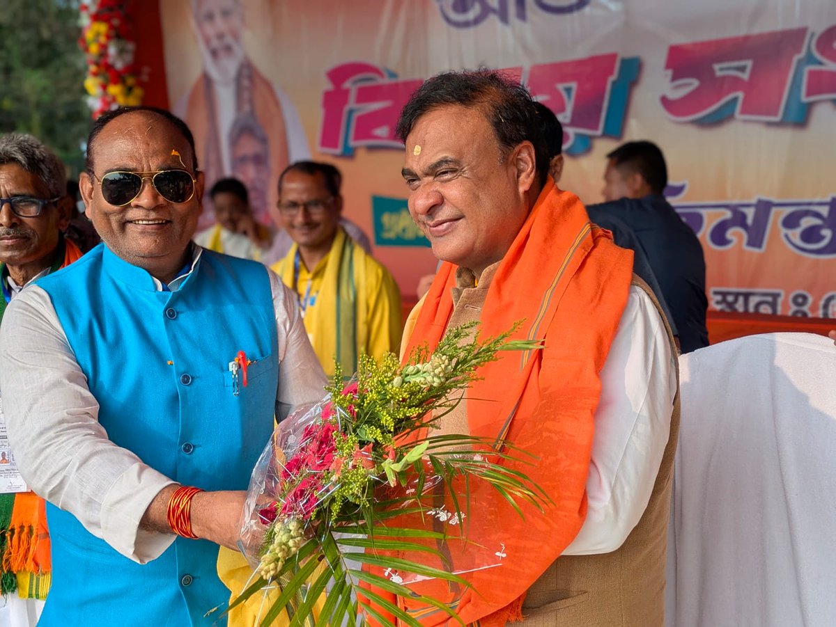 singhbikashbjp's tweet image. कूच बिहार के सिताई विधानसभा अंतर्गत #भूसानीमारी मैदान मे आयोजित विशाल जनसभा मे हिन्दू ह्रदय सम्राट श्री हेमंत विस्वा सरमा जी को मंच पर सम्मानित करते!

#coochbehar #sitaividhansabha #himantaviswasarma #BJP4Bangal #BJP4Bihar

@himantabiswa @samrat4bjp @BJP4Bengal @bhikhubhaidbjp