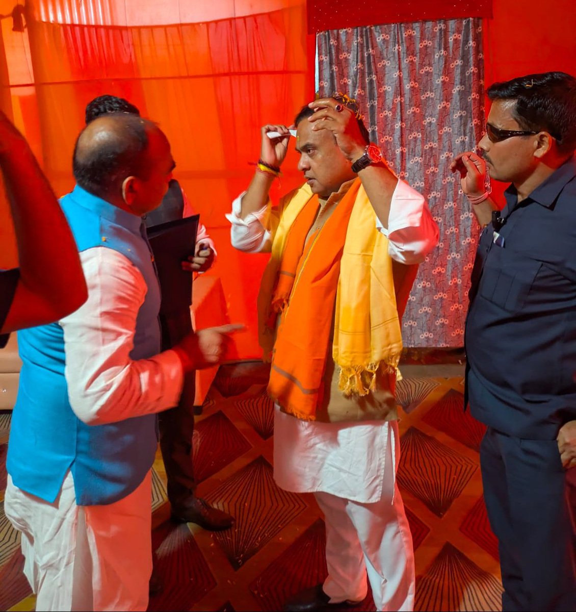 singhbikashbjp's tweet image. कूच बिहार के सिताई विधानसभा अंतर्गत #भूसानीमारी मैदान मे आयोजित विशाल जनसभा मे हिन्दू ह्रदय सम्राट श्री हेमंत विस्वा सरमा जी को मंच पर सम्मानित करते!

#coochbehar #sitaividhansabha #himantaviswasarma #BJP4Bangal #BJP4Bihar

@himantabiswa @samrat4bjp @BJP4Bengal @bhikhubhaidbjp