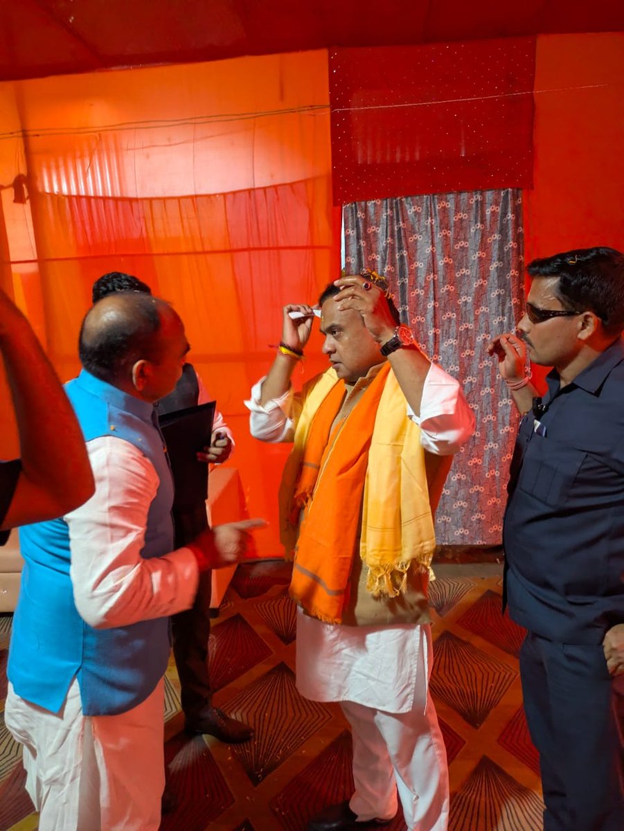 singhbikashbjp's tweet image. कूच बिहार के सिताई विधानसभा अंतर्गत #भूसानीमारी मैदान मे आयोजित विशाल जनसभा मे हिन्दू ह्रदय सम्राट श्री हेमंत विस्वा सरमा जी को मंच पर सम्मानित करते!

#coochbehar #sitaividhansabha #himantaviswasarma #BJP4Bangal #BJP4Bihar

@himantabiswa @samrat4bjp @BJP4Bengal @bhikhubhaidbjp