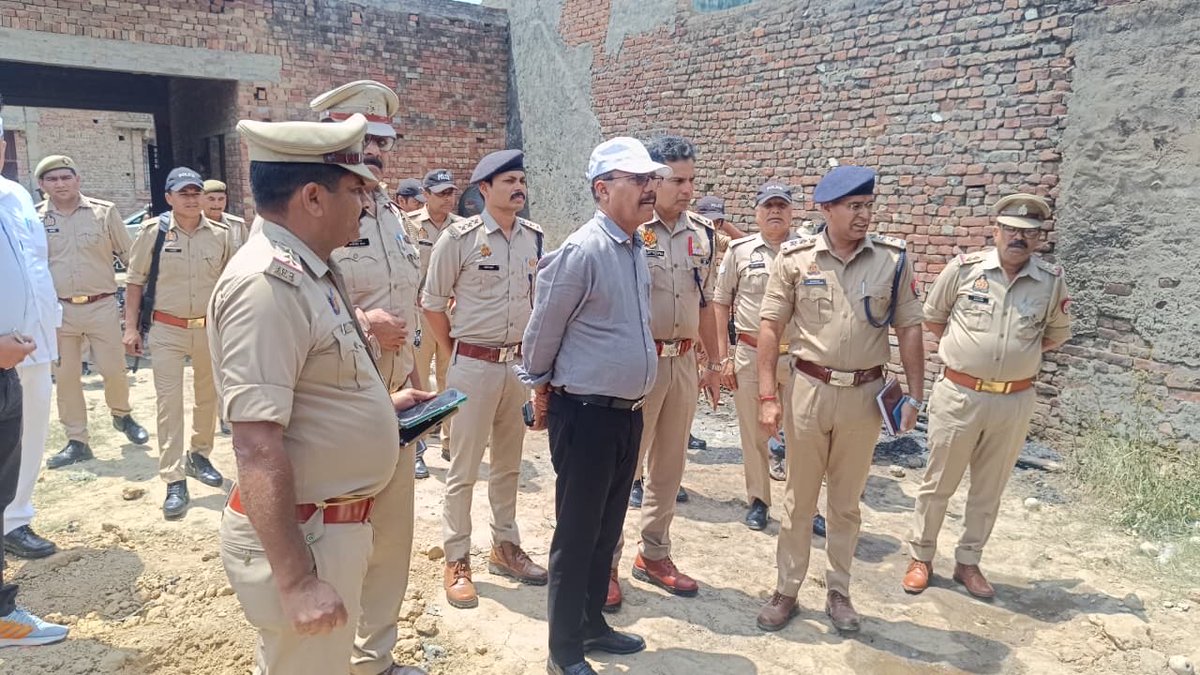 newsnetmzn's tweet image. 🔥 #WATCH

#Muzaffarnagar के रतनपुरी क्षेत्र में अवैध पटाखा गोदाम में आग —
हादसे में 2 नाबालिग (करीब 15–15 वर्ष) झुलसे, अस्पताल में भर्ती।

प्रारंभिक जांच में खुलासा — गोदाम बिना लाइसेंस संचालित हो रहा था, संचालक मौके से फरार।
बताया जा रहा है कि गोदाम लोनी (गाजियाबाद) के कुछ