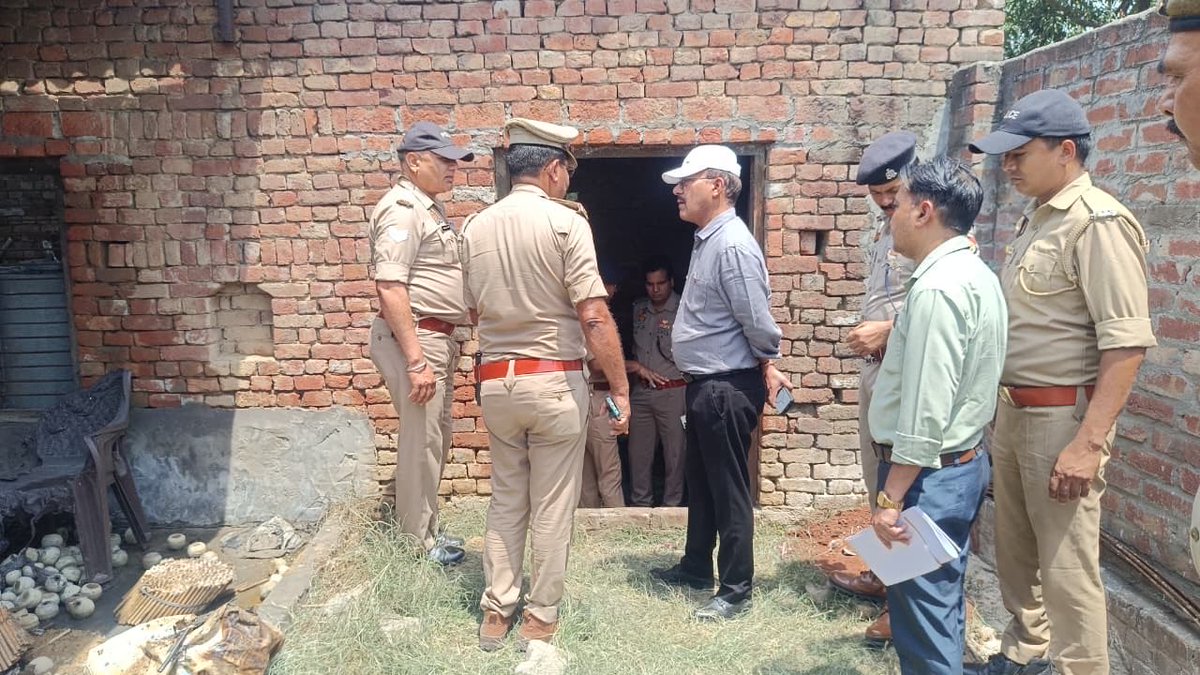 newsnetmzn's tweet image. 🔥 #WATCH

#Muzaffarnagar के रतनपुरी क्षेत्र में अवैध पटाखा गोदाम में आग —
हादसे में 2 नाबालिग (करीब 15–15 वर्ष) झुलसे, अस्पताल में भर्ती।

प्रारंभिक जांच में खुलासा — गोदाम बिना लाइसेंस संचालित हो रहा था, संचालक मौके से फरार।
बताया जा रहा है कि गोदाम लोनी (गाजियाबाद) के कुछ