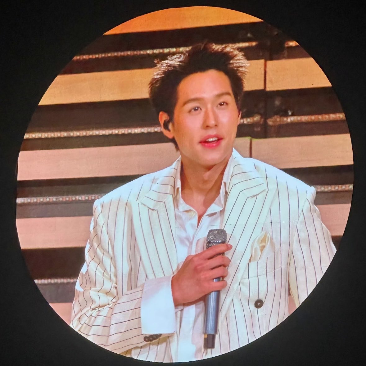 อ้วนหล่อมากกกกกกก เปลี่ยนชุดไม่เหมือนที่ไทยด้วย เขิน pocket square ที่หน้าอกอะ yy

#BILLKIN_FEELQUENCY_TOUR_IN_MACAU_D1