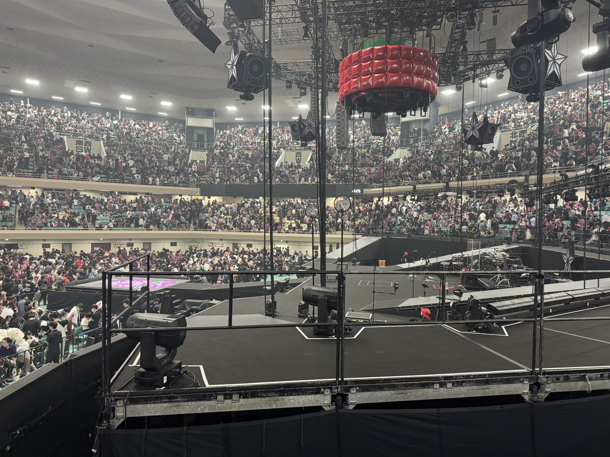 okku0306's tweet photo. LiSA15周年ステージサイドバック最前本当にありがとうございました！！！！！ https://t.co/0U6etRAzRZ