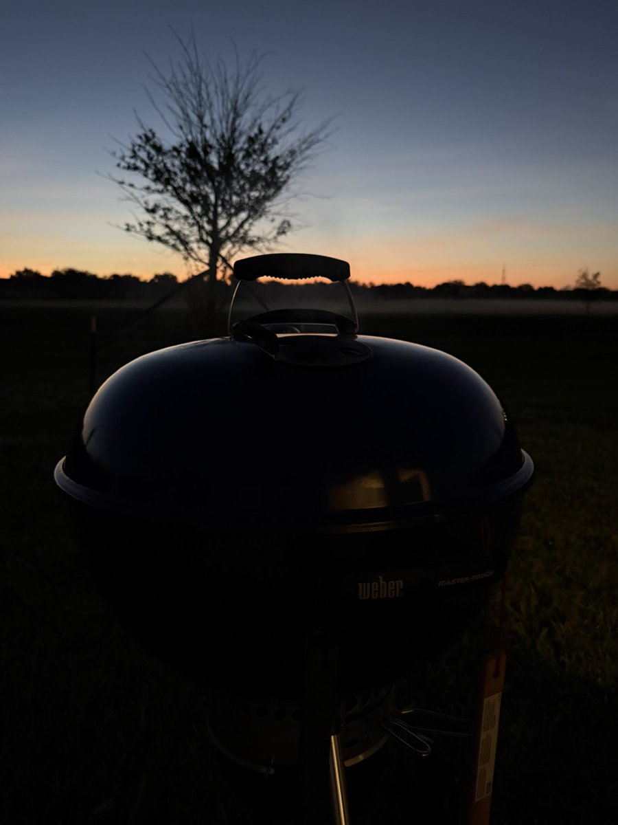 SaltyHamAnt's tweet photo. It’s been a busy morning so far but things are progressing nicely! @WeberGrills #WeberKettle #PulledPork #LowandSlow https://t.co/wk1eBXFdzL
