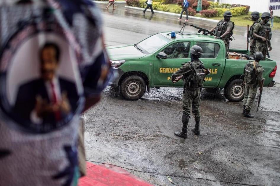 EsBi_Media's tweet photo. 🛑SOCIÉTÉ - UN SCANDALE SECOUE LA GENDARMERIE NATIONALE : DES GENDARMES RECHERCHÉS POUR LE VOL DE PLUS DE 900 MILLIONS DE FCFA DURANT UN TRANSPORT DE FONDS KRIBI-YAOUNDÉ.

L'onde de choc provoquée par cette affaire dépasse le simple cadre du fait divers pour devenir une véritable crise institutionnelle. Le timing de ce braquage ne pouvait être plus critique : alors que le dispositif sécuritaire national est mobilisé à son paroxysme pour garantir l'intégrité de la visite du souverain pontife, une faille béante est apparue au sein même de l'Escadron Régional d'Intervention du Littoral. Le gendarme Bassong Youdy Gabriel, par son acte, n'a pas seulement dérobé une somme colossale, il a porté un coup sévère à la crédibilité des escortes de fonds de l'État. Le déroulement des événements du 10 avril révèle une préparation minutieuse et une connaissance approfondie des vulnérabilités logistiques du trajet Kribi-Yaoundé. Habituellement, ces escortes sont régies par des protocoles de surveillance mutuelle où chaque élément est censé surveiller l'autre. 

En réussissant à neutraliser ses frères d'armes, Bassong Youdy Gabriel a prouvé que la menace la plus redoutable vient parfois de l'intérieur. Nos sources indiquent que la neutralisation s'est faite sans effusion de sang signalée, suggérant l'usage de la surprise ou d'un stratagème tactique que seul un professionnel aurait pu mettre en œuvre. Le montant du butin, estimé à plus de 900 millions de FCFA, place ce braquage parmi les plus importants jamais réalisés par un agent des forces de l'ordre en exercice. Cette somme, destinée à des opérations financières d'envergure, a disparu en quelques minutes, laissant derrière elle un sillage de questions sans réponses. La logistique nécessaire pour transporter une telle masse d'argent liquide sans attirer l'attention confirme l'implication d'un réseau organisé, dont Abdel Ndjatcho serait l'un des piliers civils. Depuis le signalement de leur disparition le 11 avril, les suspects font l'objet d'un avis de recherche national. 

Le profil d'Abdel Ndjatcho, désormais public, est scruté par toutes les unités de renseignement. Son lien avec le gendarme Bassong semble être la clé pour comprendre comment ce projet criminel a été mûri. Les enquêteurs explorent actuellement toutes les pistes : complicités portuaires à Kribi, réseaux de blanchiment ou tentative de passage des frontières terrestres vers les pays voisins. La gendarmerie nationale, sous une pression hiérarchique étouffante, a multiplié les perquisitions dans l'entourage proche des deux fuyards. Chaque minute qui passe sans arrestation renforce l'embarras de l'institution, alors que le pays est sous les projecteurs internationaux. L'opinion publique, partagée entre la stupéfaction et l'indignation, attend désormais que la lumière soit faite sur cette trahison qui laisse un vide de près d'un milliard de FCFA dans les caisses concernées. La chasse à l'homme demeure l'urgence absolue pour restaurer l'autorité de l'État et l'honneur du corps de la gendarmerie.

#EsbiMedia