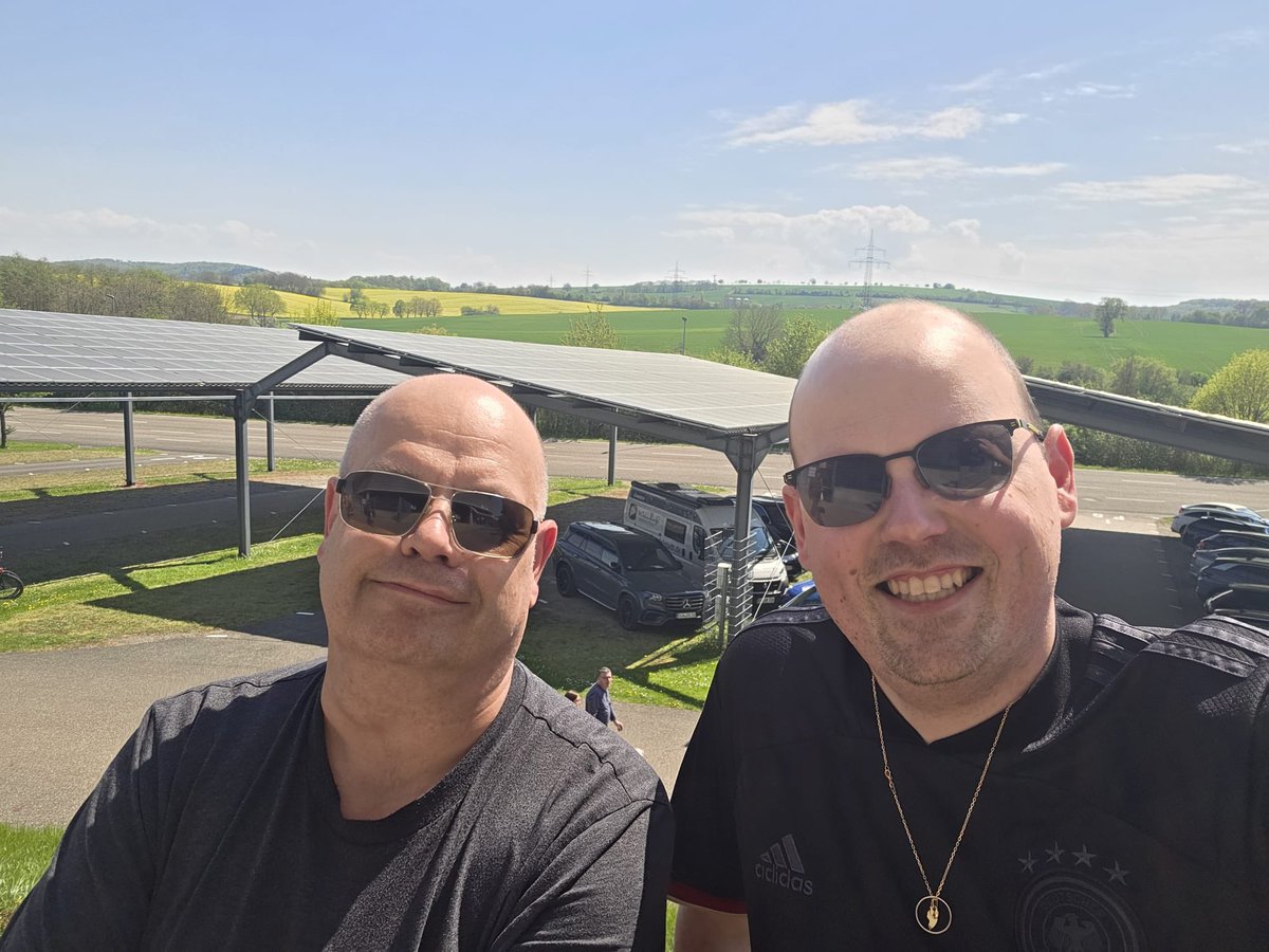 GallischeJungs's tweet photo. 🐝 Frank et Joël sont présents à Sinsheim pour soutenir notre BVB !

#BVB #Bundesliga #TSGBVB https://t.co/xIqfbWpHWN