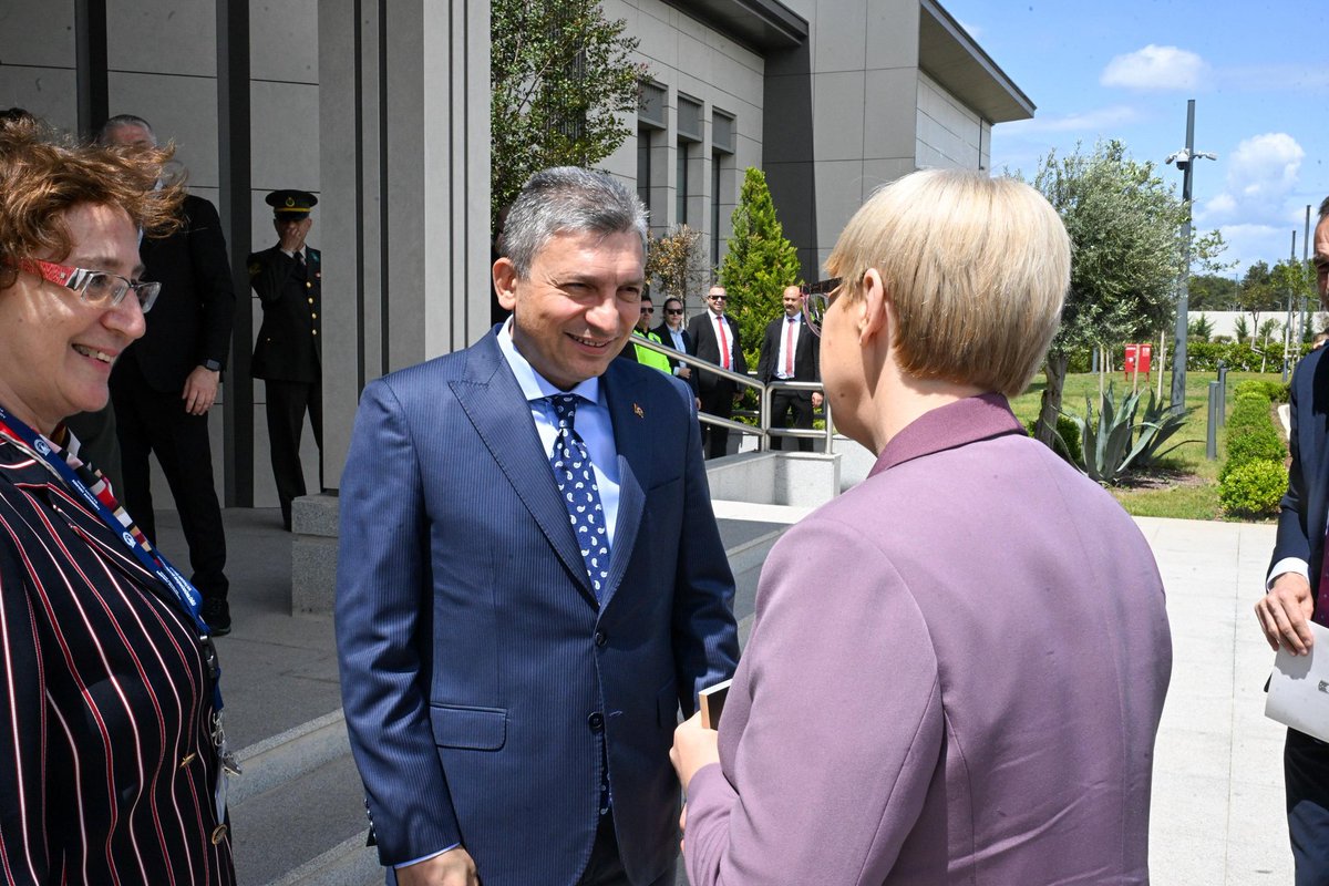 AntalyaValilik's tweet photo. 📍Antalya Havalimanı
Antalya Diplomasi Forumu münasebetiyle ilimizde ağırladığımız Slovenya Cumhurbaşkanı Sayın Natasa Pirc Musar'ı Valimiz Hulusi Şahin havalimanında uğurladı.
#Türkiye 🇹🇷 🤝 🇸🇮 #Slovenya
#ADF26
#AntalyaDiplomasiForumu https://t.co/QBWVYO7WCP