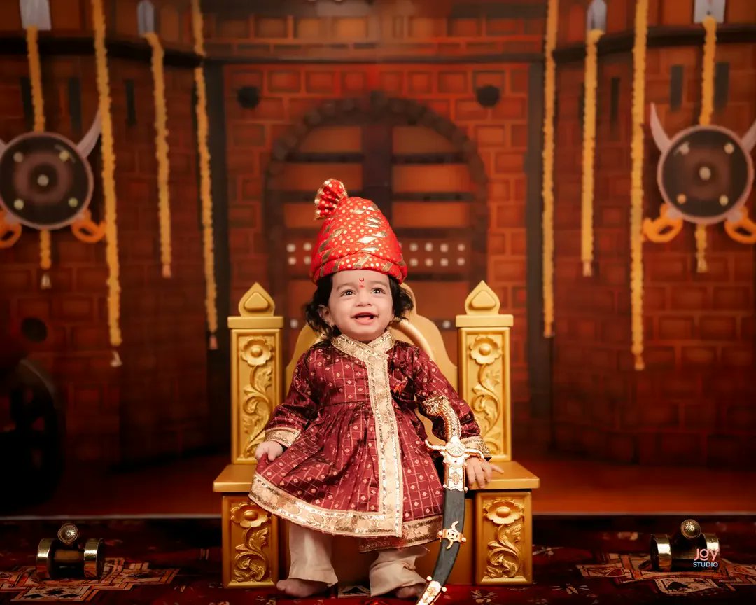 MadrasPropStore's tweet image. Beautiful pictures by @joy_studio_pune

Our Maharaja Sofa 7,999 INR in use.

DM or WhatsApp us at 8778005580 to Order

[Sofa baby sofa king sofa royal sofa palace themed props king themed baby photography]

#sofa #babysofa

#sofaprop

#kingsofa

#emperorsofa