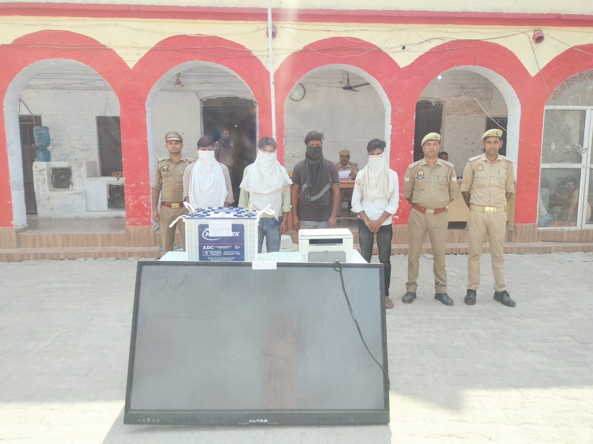 shravastipolice's tweet image. #SP_Shravasti के निर्देशन में थाना कोतवाली भिनगा पुलिस द्वारा प्राथमिक विद्यालय गौड़रा चोरी कांड का सफल अनावरण, 04 अभियुक्त सत्यम वर्मा, धर्मेन्द्र, संजीत, पिन्टू गिरफ्तार।
बरामदगी: स्मार्ट टी.वी., प्रिन्टर, 02 बैट्री।
#UPPolice 
#CrimeControl