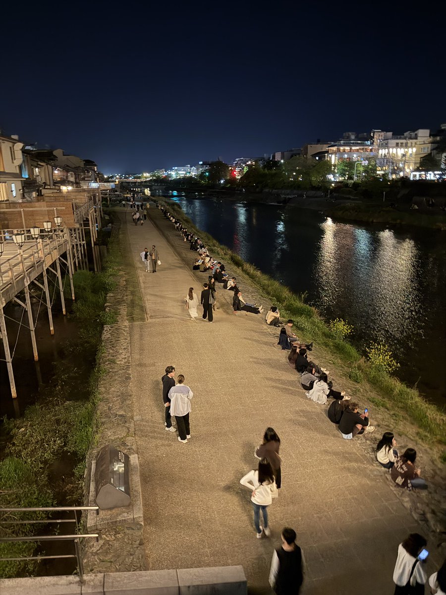 kyoto_city_k's tweet image. 今日の京都の夜散歩
京都の鴨川名物です
散歩する場所ではないですよね
四条通の歩道も歩ける所ではないです
土曜日の夜も賑やかに更けていく
#kyoto #等間隔 #Saturdaynight #鴨川