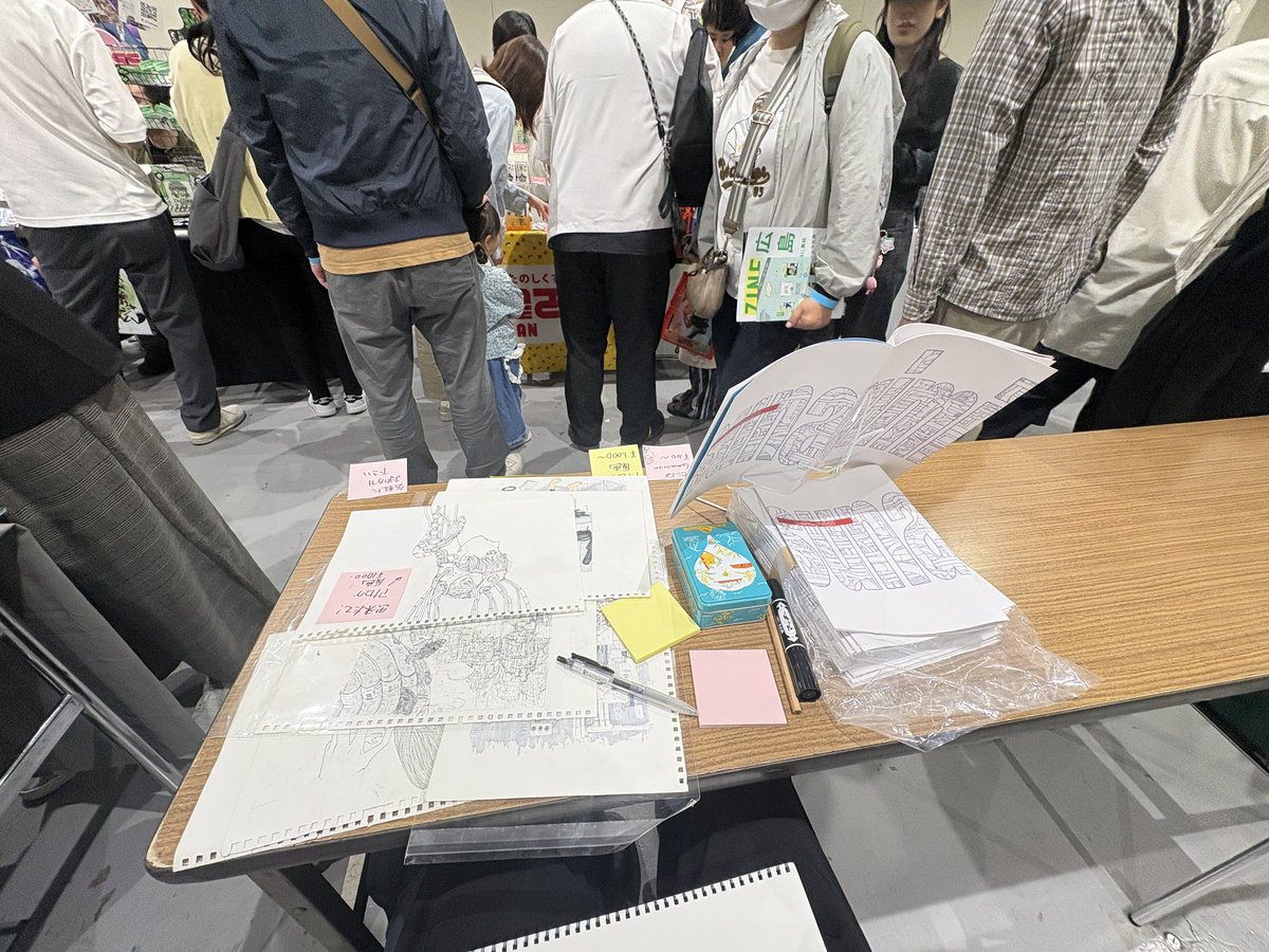 simapu555's tweet photo. 無事終了。
待ち時間に描いたイラストが即売れたり、似顔絵書いてみたり、新しい人と知り合えたり実りのあるイベントでした！
思ってたより赤字もマシだった！笑
#ZINEフェス広島 https://t.co/2Y6agqL8Ar