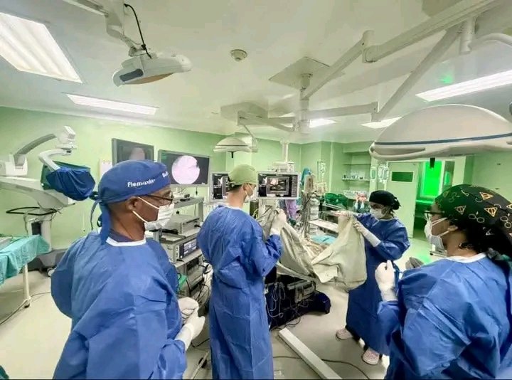 AlbearYolanda's tweet photo. La medicina cubana no niega la escasez: la enfrenta, prioriza y decide.
Era contraste. Frente a quienes reducen a Cuba a la carencia, una familia vio salir a su hijo tras seis horas reales, exhaustas, de cirugía  base de cráneo
#CubaPorLaSalud https://t.co/cu4MKeuSXn