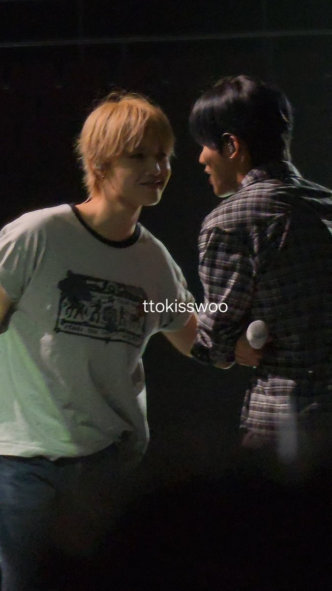 260418 pulse on in manila

dowoo during soundcheck today

#DOYOUNG #도영 #PARKJEONGWOO #박정우 #DOWOO #도우 #TREASURE #트레저