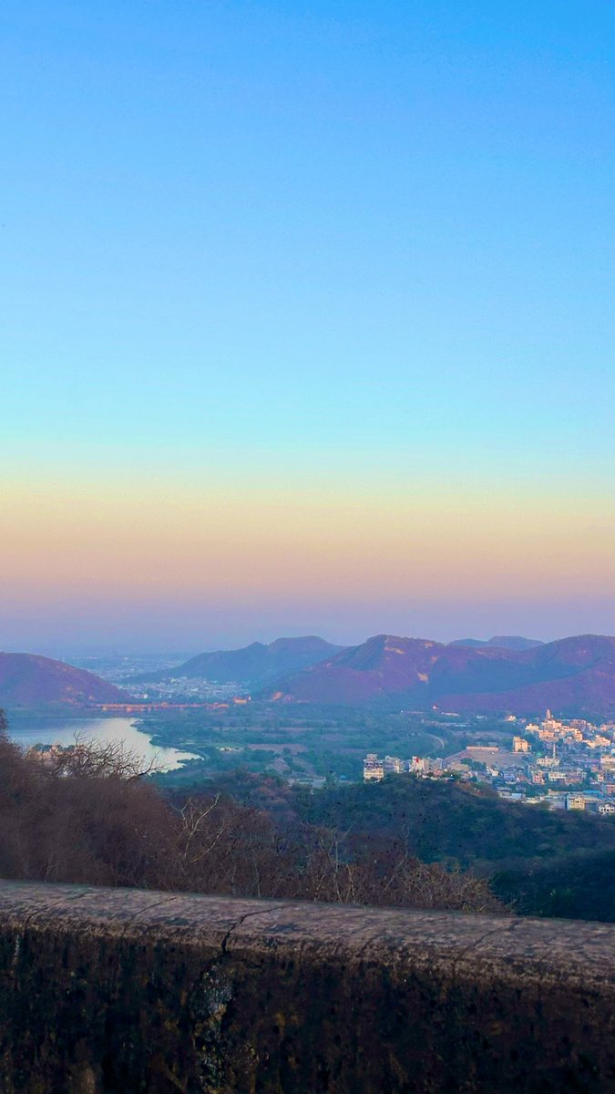 Aayushi92738793's tweet image. “ऊँचाइयों पर सुकून मिलता है, शायद इसलिए दिल पहाड़ों को चाहता है।”
#HillView #NatureBeauty #CalmVibes #TravelIndia #Serenity #NaturePhotography