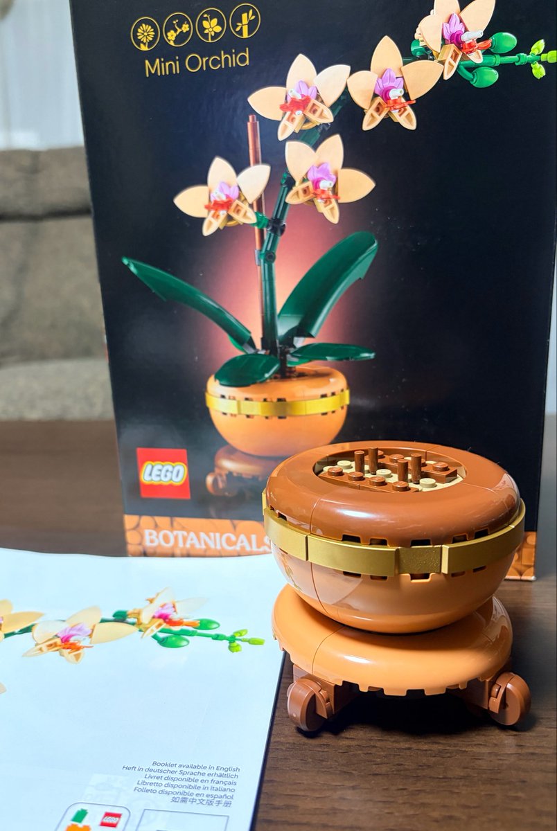 chicchisuki's tweet photo. 今ようやくお正月に買ったLEGOに取り掛かった。あと1袋だからすぐにできそうだがゆっくりじっくり楽しさを味わいながら作っていきたい。LEGO大好きな次男は説明書も読まずに勝手に進めていく。母の楽しみを・・・。 https://t.co/hlmu2nWaW3