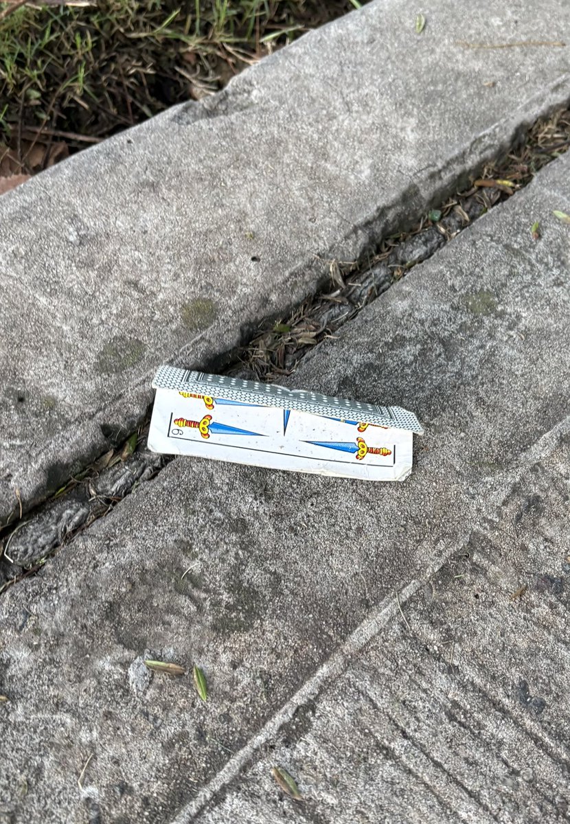 Geo_cuervo's tweet photo. Veo esto en la calle y no puedo dejar de recordar que @mesch completó el mazo!! https://t.co/FjE1zsHx4w