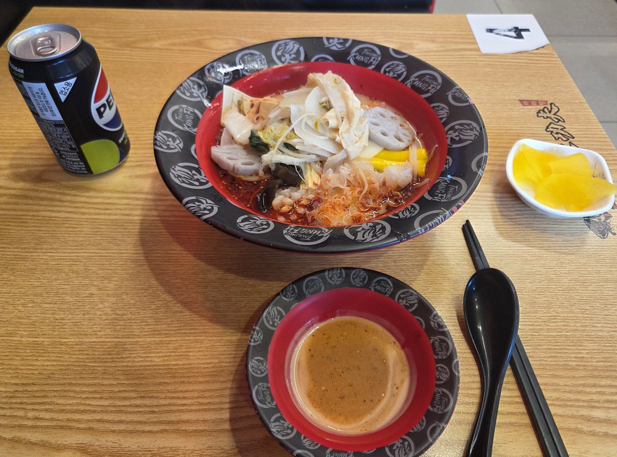 jsb6899's tweet photo. 母の誕生日ケーキ買うため、西面のデパートに=͟͟͞͞( ᐕ)੭ GoGo‼️
昼ごはんに辛い麻辣湯!食後のデザート!
あと、4月のロッテデパートではまたデザートフェアをやってたため色んなベーカリーが集まってた!
もっちろん、色々買ったぜ!!! https://t.co/rTA4Sw2uUQ