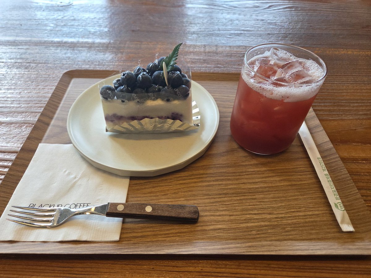 jsb6899's tweet photo. 母の誕生日ケーキ買うため、西面のデパートに=͟͟͞͞( ᐕ)੭ GoGo‼️
昼ごはんに辛い麻辣湯!食後のデザート!
あと、4月のロッテデパートではまたデザートフェアをやってたため色んなベーカリーが集まってた!
もっちろん、色々買ったぜ!!! https://t.co/rTA4Sw2uUQ