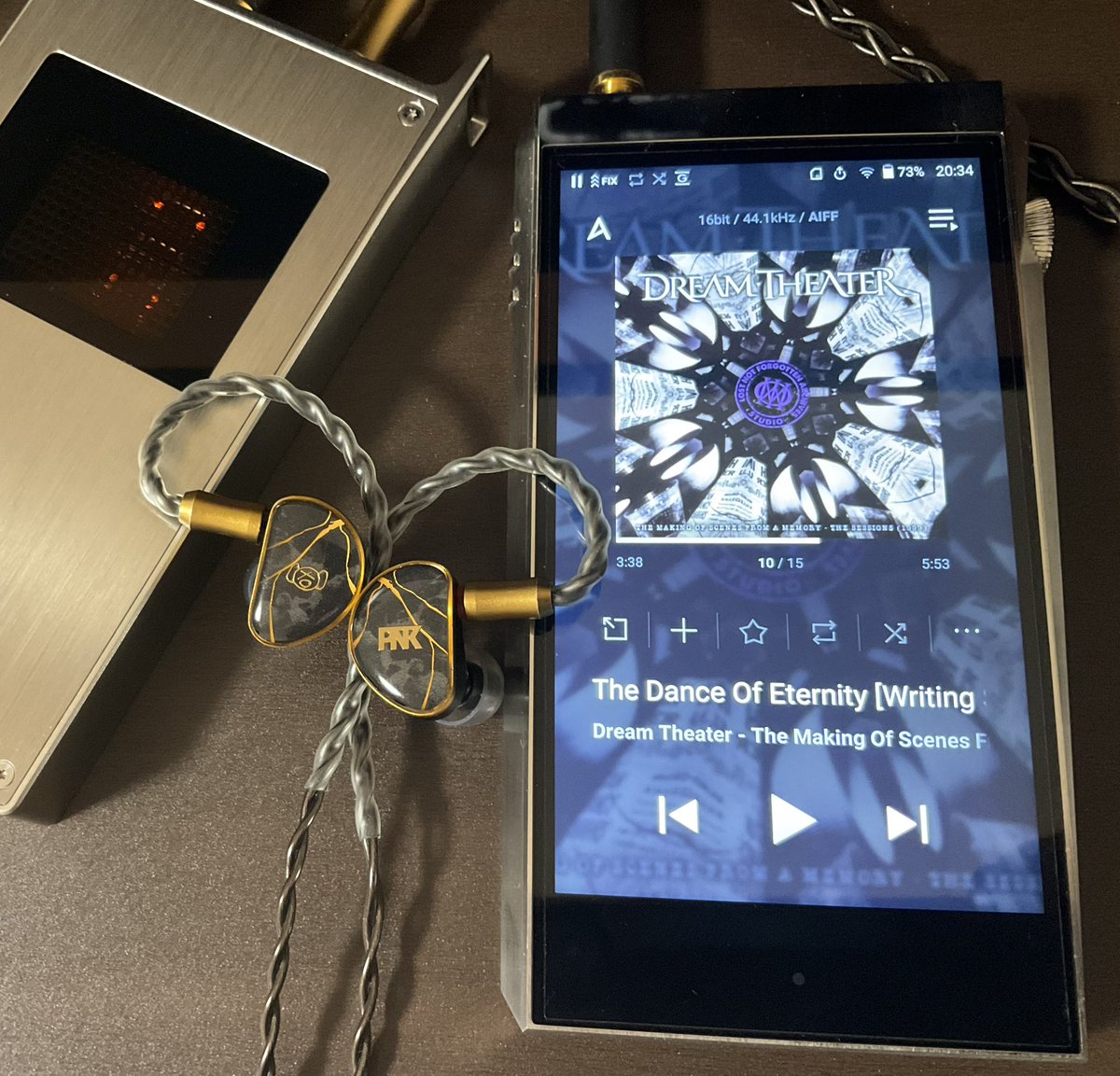 kyhr922's tweet photo. 今日の夜オデはコレ🎧

DREAM THEATER
『THE MAKING OF SCENES FROM A MEMORY - THE SESSIONS (1999)』

リリース盤と比べて楽器の音がシンプルで音色も違っていて楽しいです。

ライブハウスで即興アレンジを聴いているようで、贅沢な気分を味わえます🤘

#有線ピヤホン5 
#PB6 https://t.co/dRUxp3AdPK
