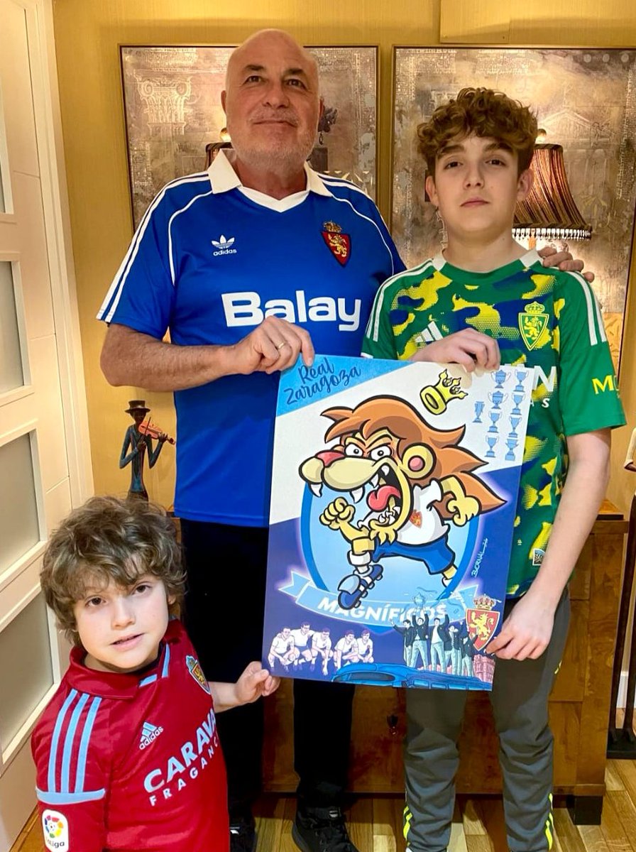 MagnificosRZ's tweet image. 🦁 El PREMIO al GANADOR

🎁 #Imperdibles se llevaron la JORNADA y @ServandoUrcola posa junto a sus nietos, Lucas y Matías, con el muy zaragocista póster de @J_A_Bernal 🎨

💙 ENHORABUENA, #Magníficos 

📱 Descarga nuestra APP y juega al único #Fantasy dedicado al #RealZaragoza ⚽
