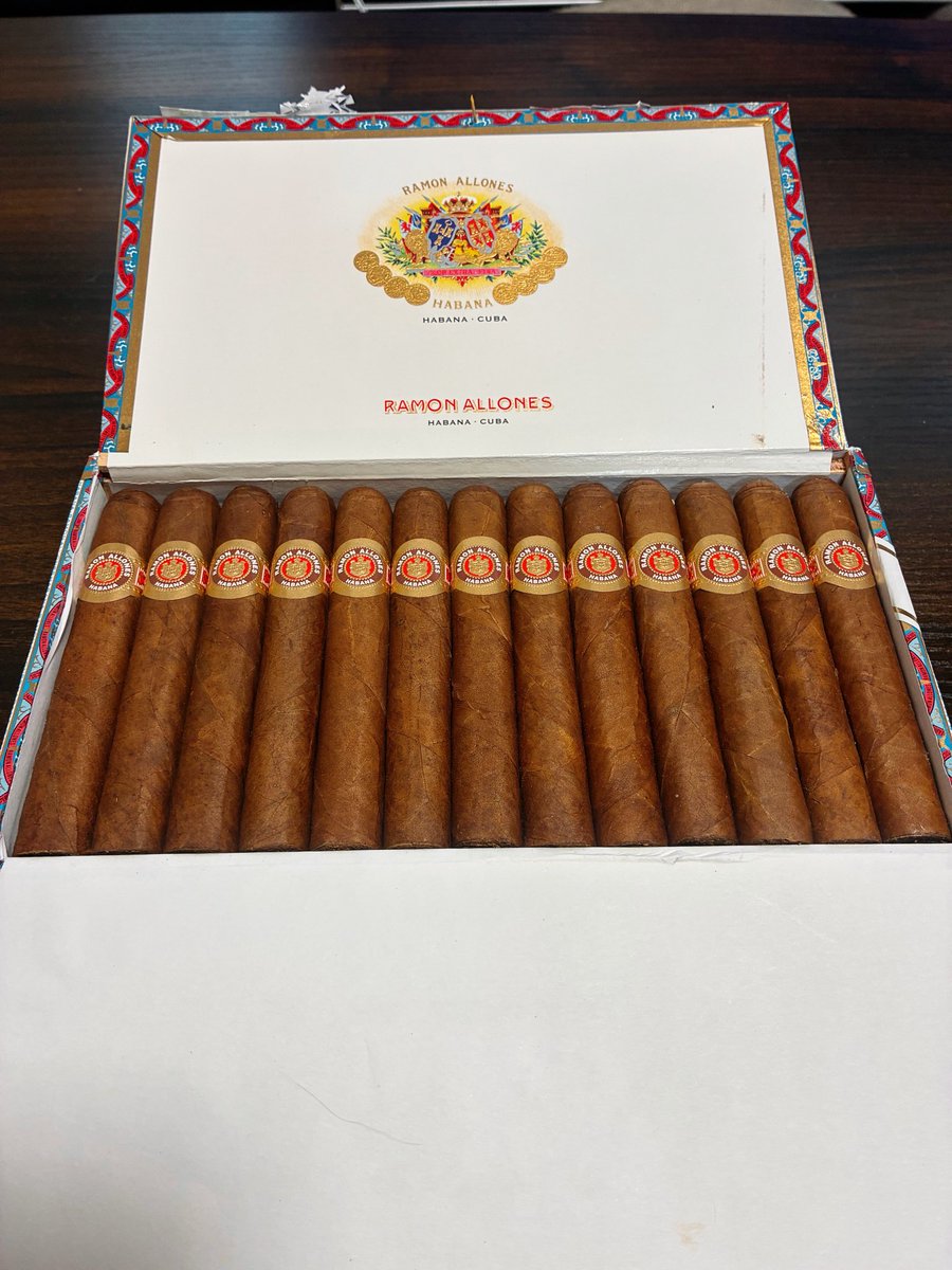 Smokecigarman's tweet photo. 先日届いたラモンアロネス スモールクラブコロナスいっときますか
デイリーにちょうど良い大きさ
#葉巻 #habanos #RAMONALLONES #LCDH https://t.co/xCiSIV48XN