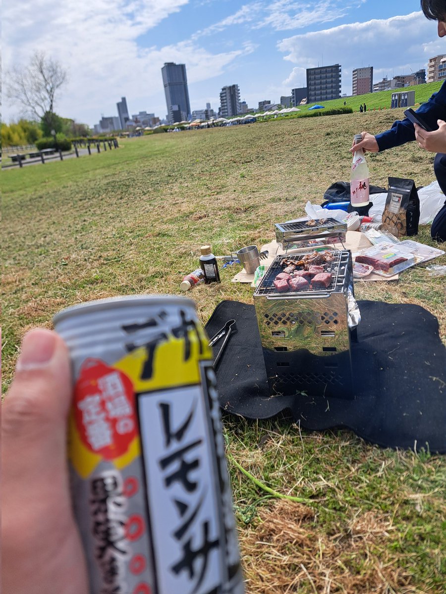 ansonsue8's tweet photo. どうも、皆が大っきい椅子とかテーブルとかでBBQしてるのに地べたでやってる変な人です🙄
昼から飲む酒は格別でした https://t.co/dB86UECc7n
