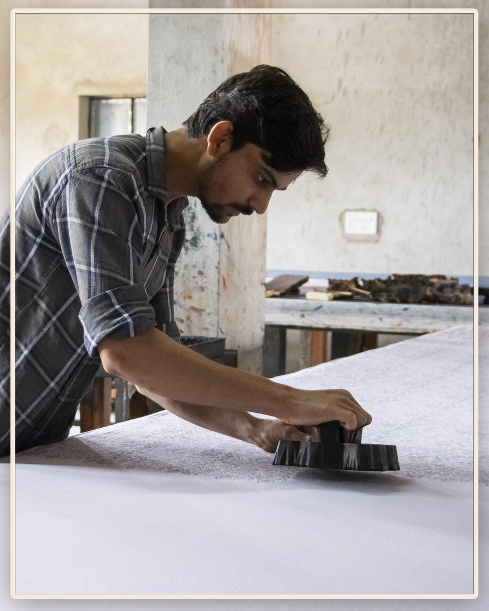 DmaasaIn's tweet image. In a world of fast fashion, some things are meant to be slow.
Hand block printing is an art where every motif is placed with care, making each piece beautifully unique — just like you. 🤍

dmaasa.in

#dmaasa #handblockprint #handblock #homedecor #artisansofindia