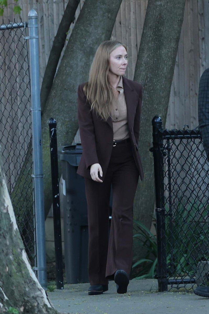 scarlettjssonbr's tweet photo. Scarlett Johansson em Astoria (NY) no set de filmagens de “O Exorcista” https://t.co/RcVUdpsS4k