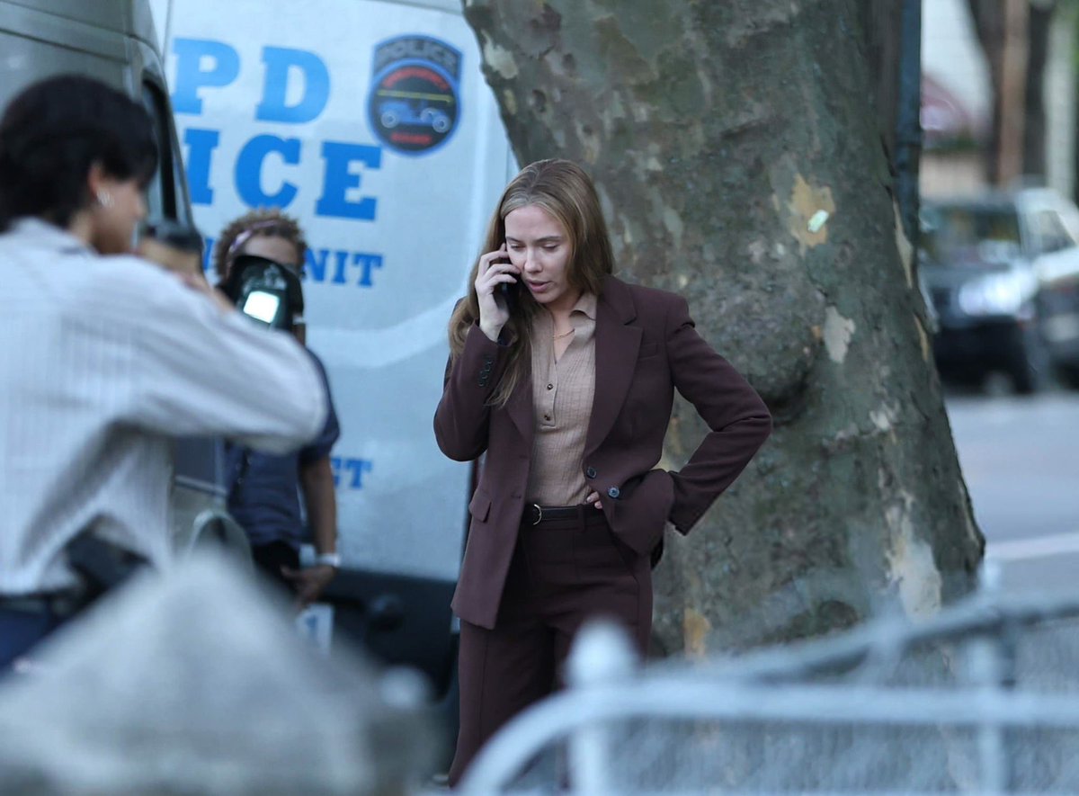 scarlettjssonbr's tweet photo. Scarlett Johansson em Astoria (NY) no set de filmagens de “O Exorcista” https://t.co/RcVUdpsS4k