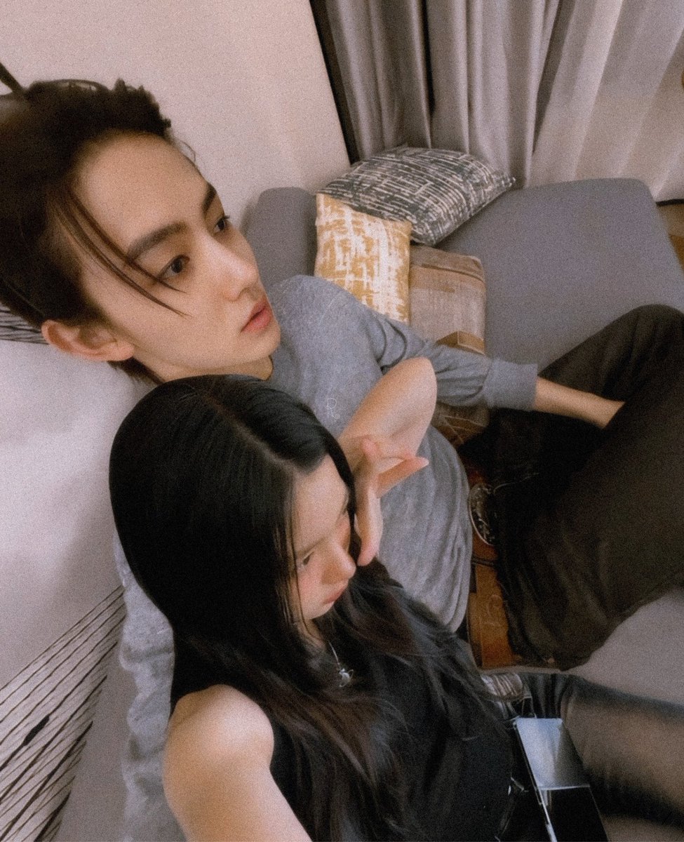 whimsicallyz's tweet photo. #hyeojiu
Kay: bisa geseran gak?
Sena: gak bisa
Kay: bilang aja gak mau 🙄
Sena: tuh tau 😒 https://t.co/g2VZ97d9U6