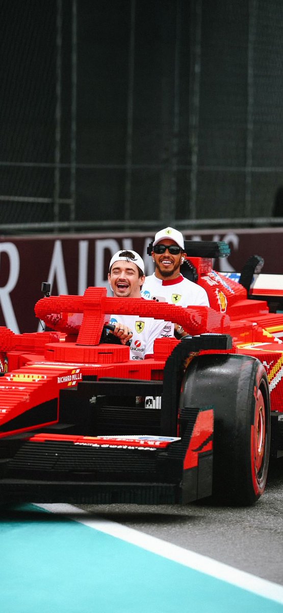 Universal Walls tweet media