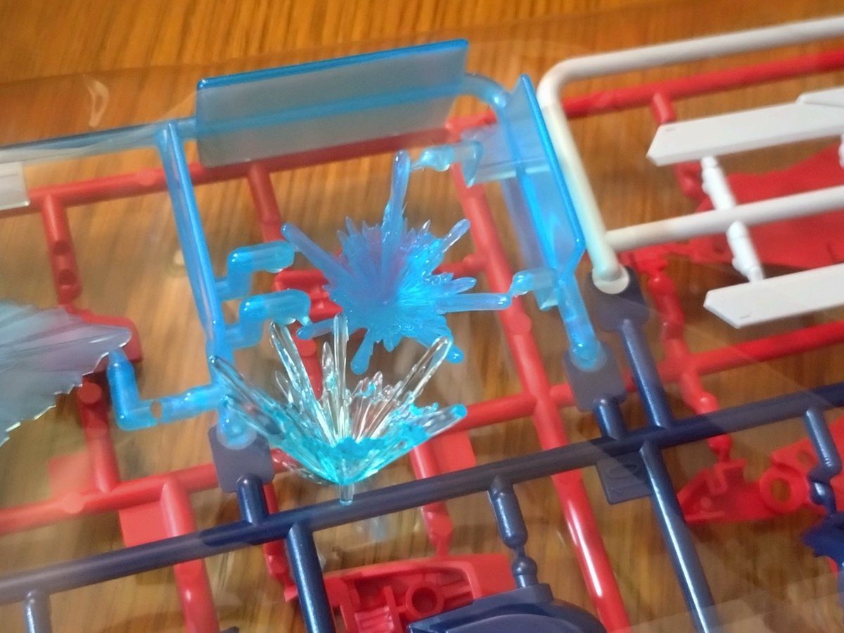 Amber_SP_011's tweet image. デスティニーガンダムSpecII [最終決戦イメージカラー] 届いた🥳

SEED FREEDOMのレールガンがデカいとは聞いてたが
これは確かにデカい気がする…笑

パルマフィオキーナのエフェクトパーツも地味にクリアカラー違うの良いね！
#ガンプラ #SEEDDESTINY #SEEDFREEDOM