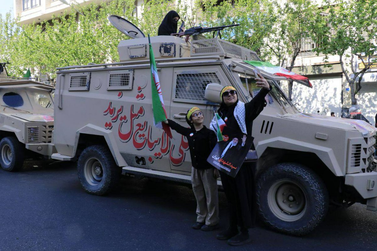 mina_Era80's tweet photo. این از اثر نان حلال است که امروز 
از هر چه گذشتیم از ایران نگذشتیم..
ایران جانم❤️‍🩹 https://t.co/putLsBBM5S
