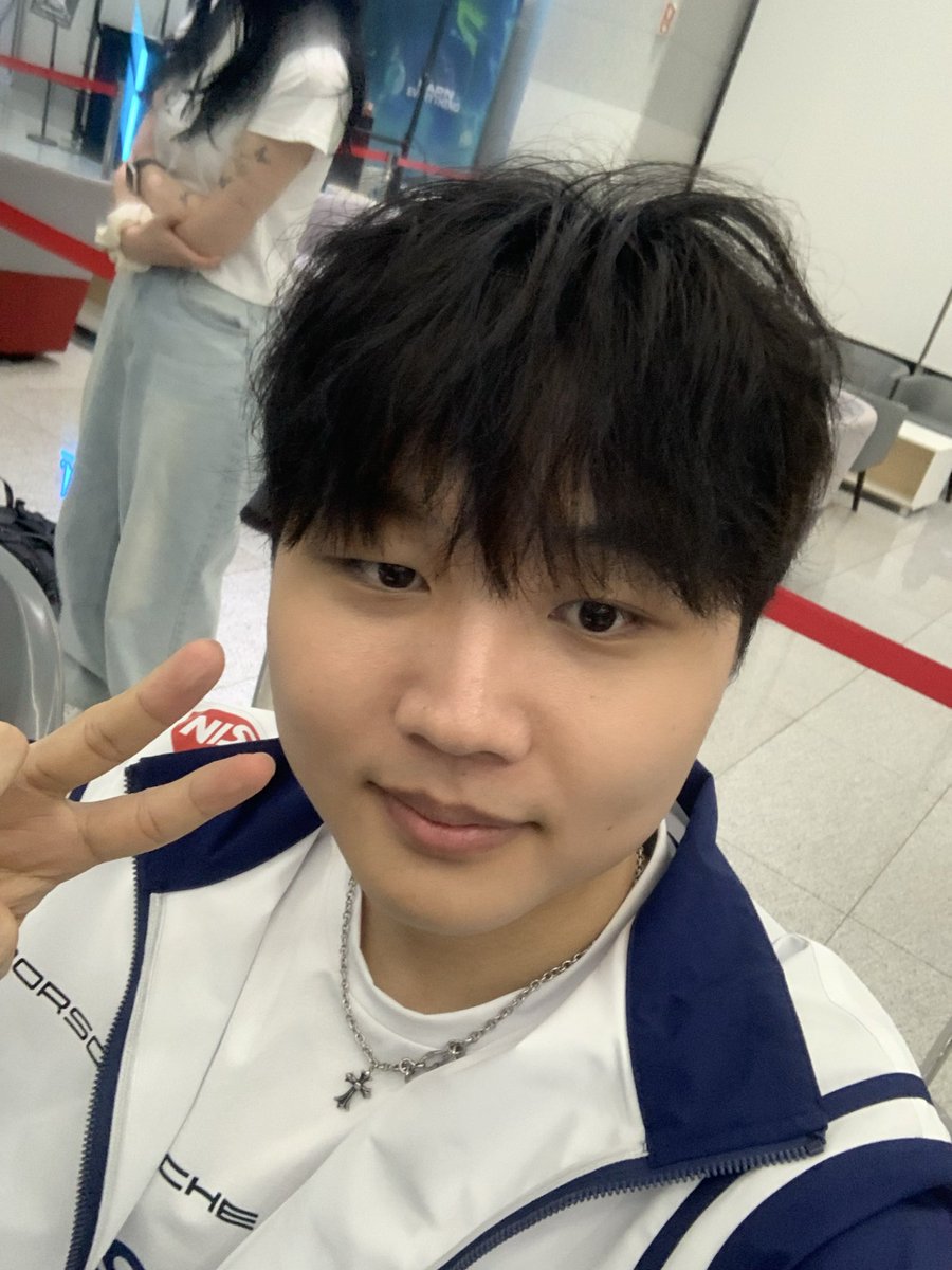 sndal082's tweet image. 오늘 승자들의 자신있는 포즈는 늘 브이^^✌🏻✌🏻

#KRX #BeYN #Hermes #Hyunmin #free1ing