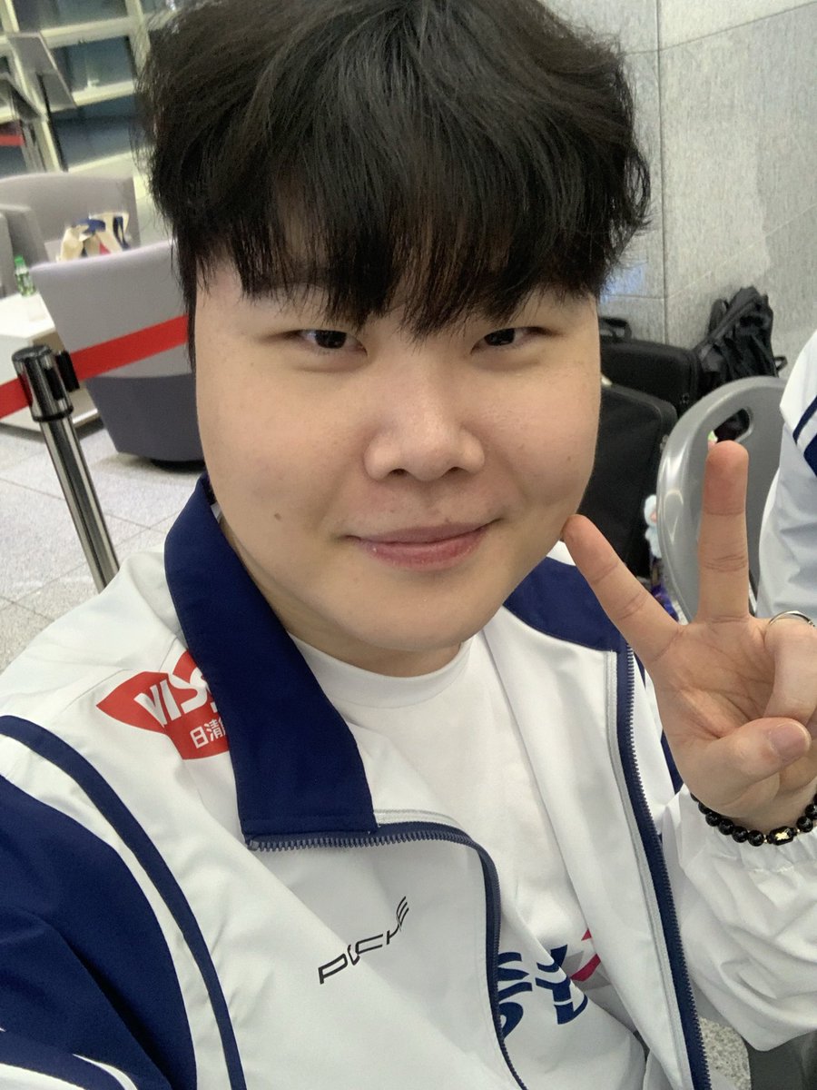 sndal082's tweet image. 오늘 승자들의 자신있는 포즈는 늘 브이^^✌🏻✌🏻

#KRX #BeYN #Hermes #Hyunmin #free1ing