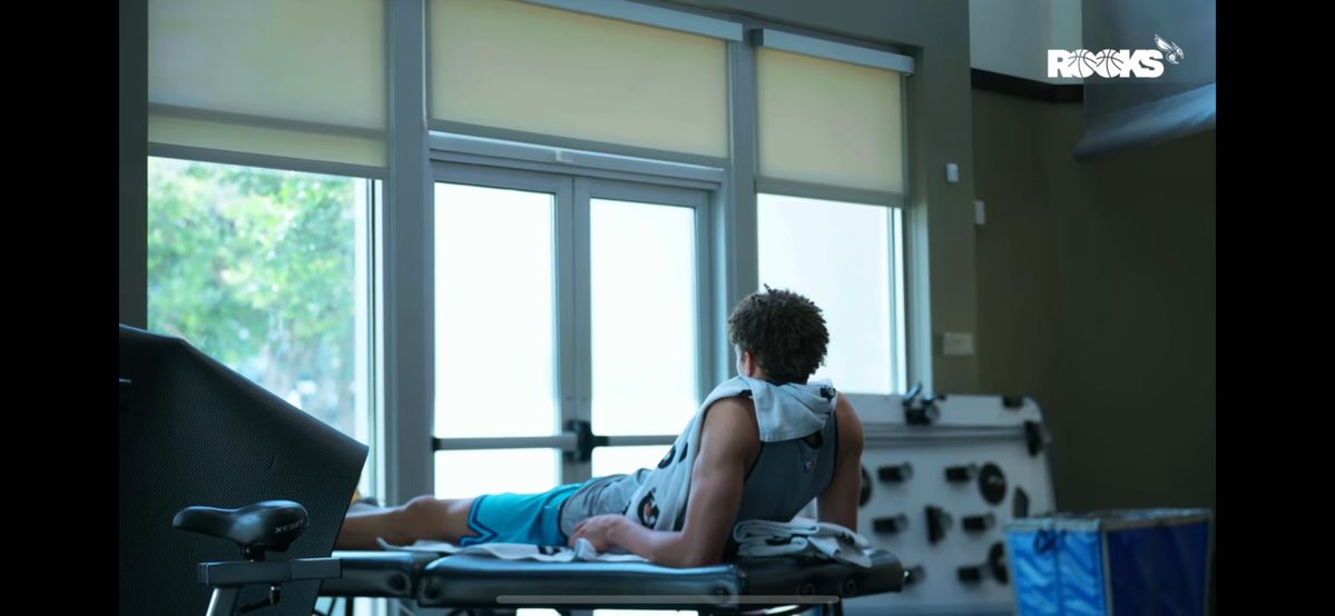 サラü tweet media