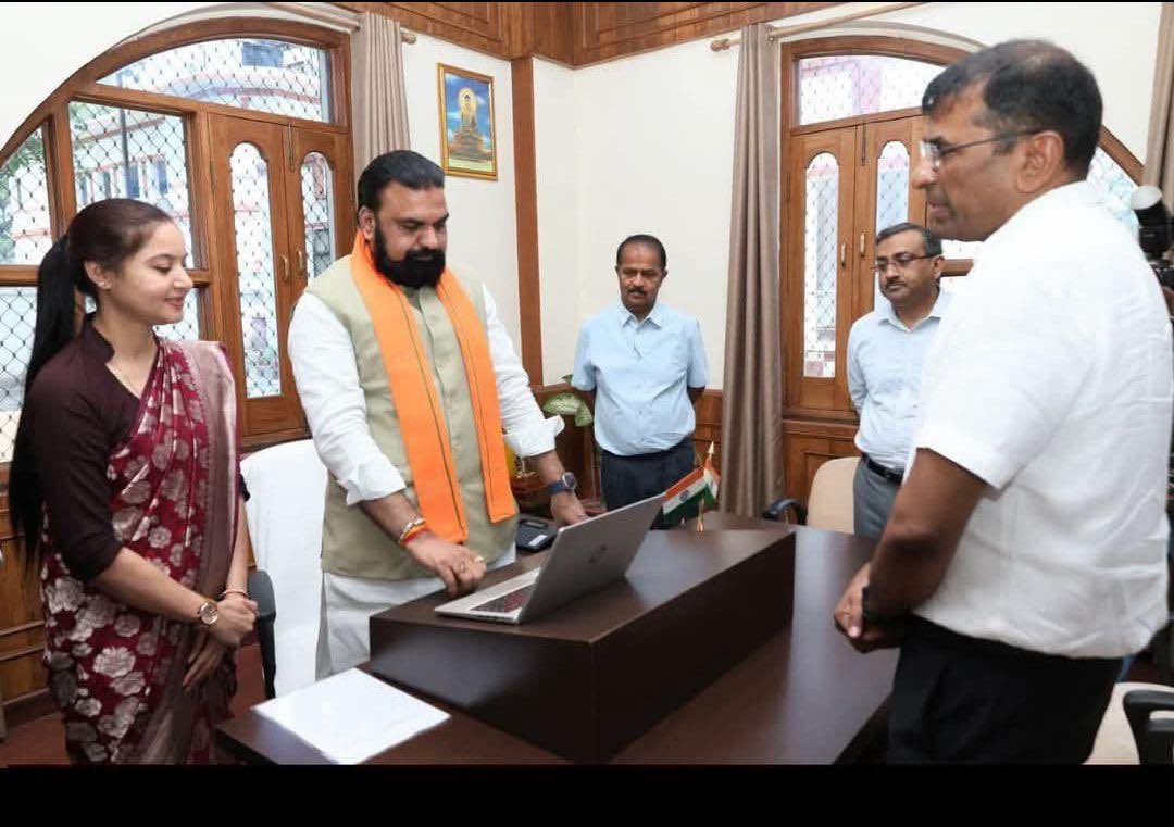 VikasGoelAAP's tweet image. CM aisa chunte hain jo khud padh-likh nahi sakta…

aur phir ‘vikas’ ke lecture dete hain 🤡

Assistant IAS, advisor CA, staff educated…
par top pe baitha aadmi hi zero

Yahi hai BJP ka ‘model governance’❓

@AamAadmiParty @ArvindKejriwal
@Saurabh_MLAgk @SanjayAzadSln

#bjpfail