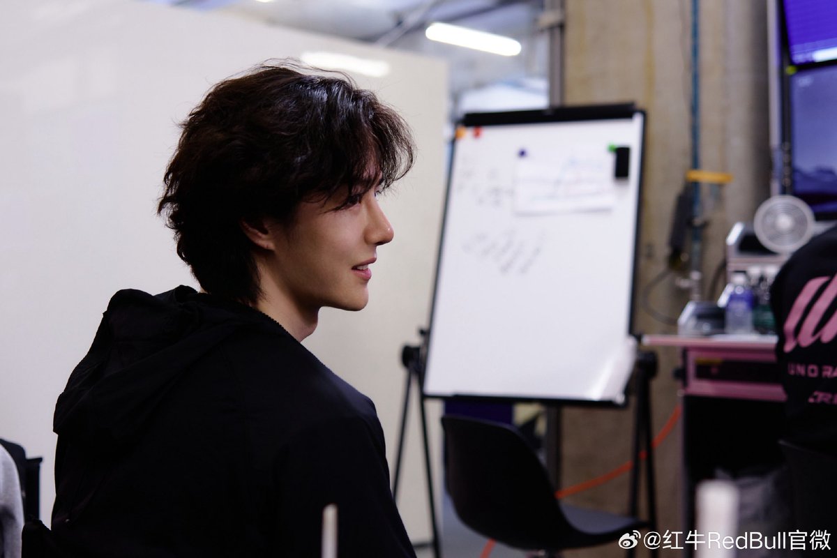85thaifans's tweet photo. (26.04.18) Red Bull Weibo updates::

เครื่องยนต์ยังคงลุกโชน จิตใจนักสู้ไม่เคยหยุด
ก้าวข้ามขีดจำกัด หล่อหลอมความเฉียบคมให้แกร่งขึ้น…(ต่อ)

#85RACINGxCGT26R1RACE1
#WangYiBo
#YIBO85
#85RACING https://t.co/HG6kDMxCKO