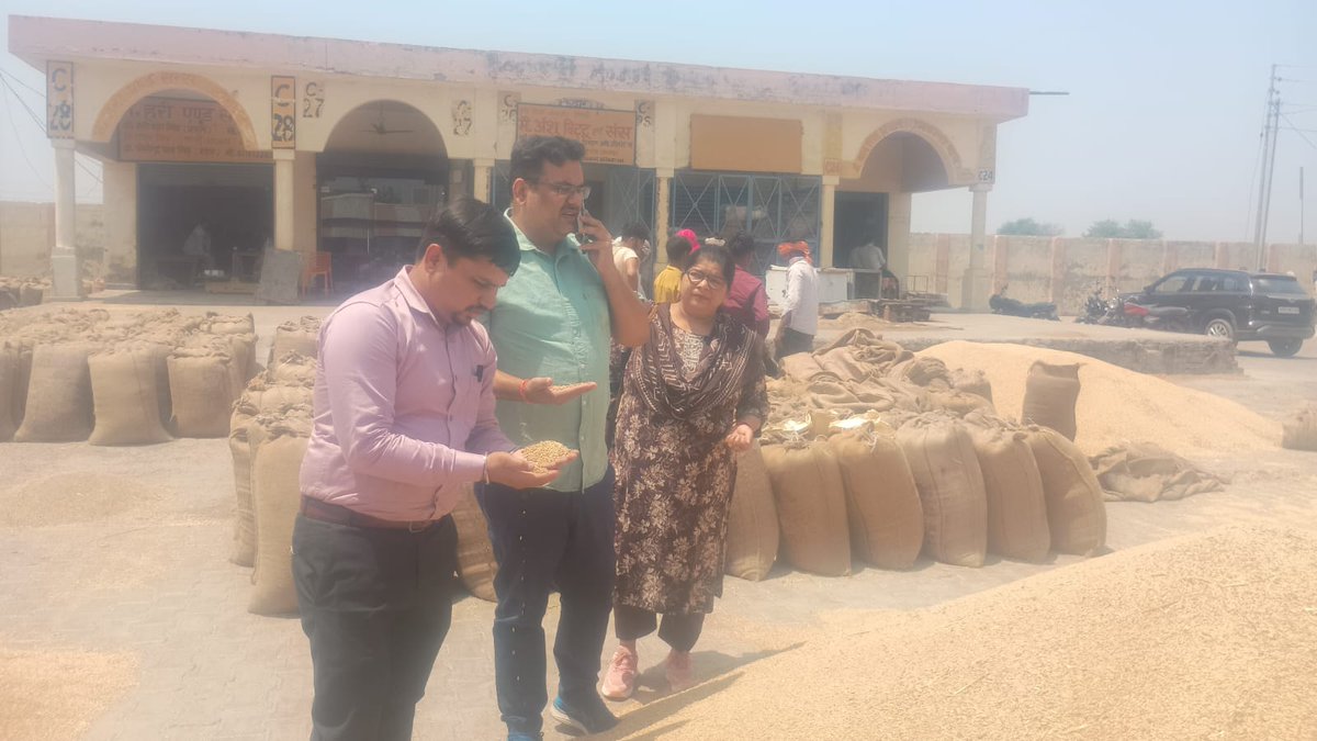 AligarhDo's tweet image. Inspection at Mandi Gabana by Assistant Director Department of Food and Public Distribution (DFPD).  #FCI