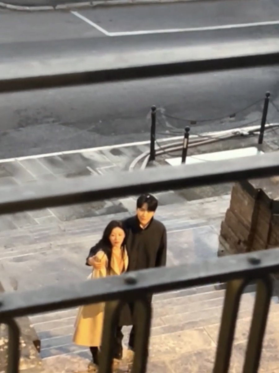 HojinandMuhee's tweet photo. [EXCLUSIVE] Actress #ChaMuhee caught on romantic date with Interpreter boyfriend #JooHojin in Siena, Italy. https://t.co/cUtSINAHqu
