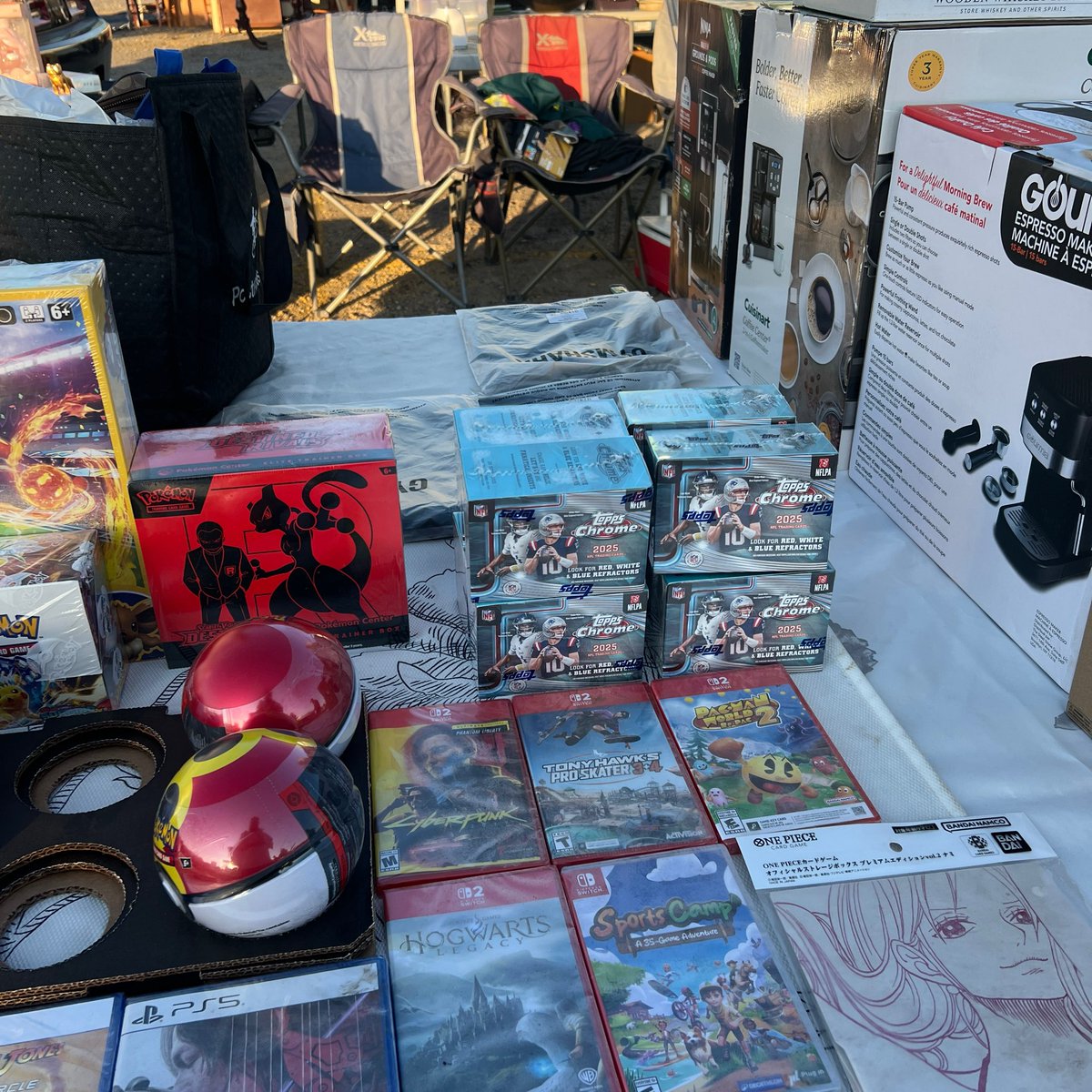 Timwalkonwater2's tweet image. Your local flea market prolly has Topps chrome football blasters for $55! #thehobby #fleamarket #sportscards #topps #footballcards