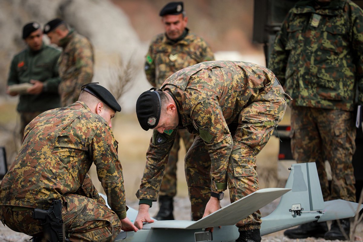 Lukai1861's tweet image. #Albania #USA | Dunav Intel's previous report has been confirmed. 

On April 12th, simultaneous low-altitude activity of an Albanian 🇦🇱 Bayraktar TB2 UAV (#T534, Hex: 0005FE) departing from NATO Air Base Kuçovë and an Albanian 🇦🇱 Ministry of Interior AS-350 Écureuil helicopter