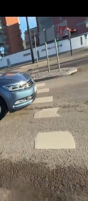 Hutriel's tweet photo. @HeikkiKonttinen Pyörätien jatke kuvassa, se on osoitettu tiemerkinnällä eli autoilija väistää. https://t.co/U64VneDvii