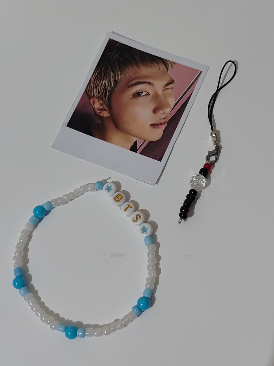 acefreckles_'s tweet photo. ☆•°○● Cacarecos BTS

Kit com 1 Polaroid + Pulseira + Mini chaveiro Armybomb 💜

🧵Fanmade
💌Pedidos via DM
☝🏻Aceitamos encomendas 

《 Tags: #bts #BTS_ARİRANG #fanmade #cacareco #rm #JUNGKOOK #jhope #suga #JIMIN #jim #tae https://t.co/vdTtQBviKx